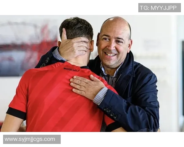 卡罗与足球明星的精彩瞬间:一组珍贵照片背后的故事与回忆